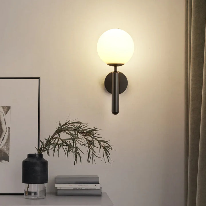 Moderne bolvormige wandlamp