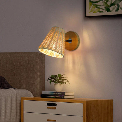 Noordse roterende rotan wandlamp | Handgeweven